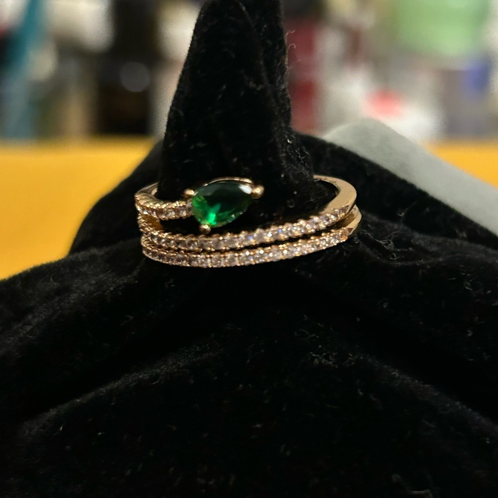 Elegant Gold Green Snake Ring
